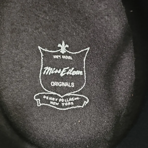 Classic Black Felt Wide-Brim Hat with Chin Strap - Picture 2 of 8